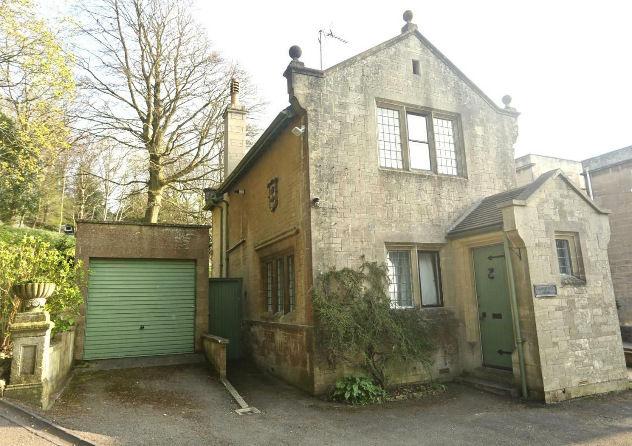 Entire Victorian Lodge In A Privately Gated Estate With Secure Parking For Two Cars And A Newly Refurbished Bathroom Exterior photo