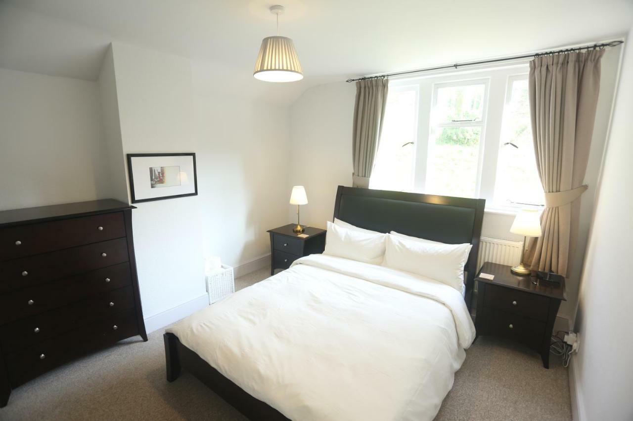 Entire Victorian Lodge In A Privately Gated Estate With Secure Parking For Two Cars And A Newly Refurbished Bathroom Exterior photo