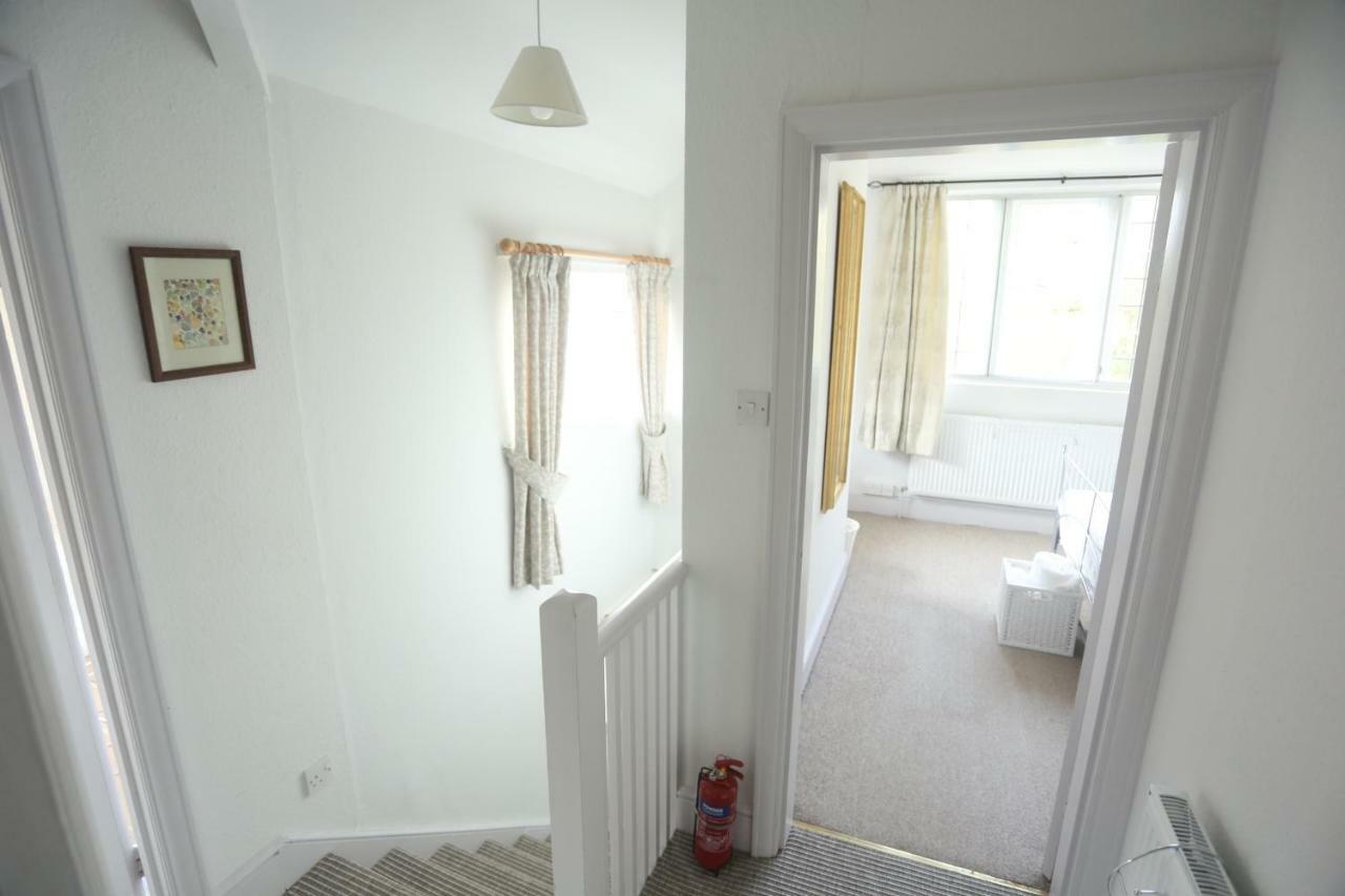 Entire Victorian Lodge In A Privately Gated Estate With Secure Parking For Two Cars And A Newly Refurbished Bathroom Exterior photo