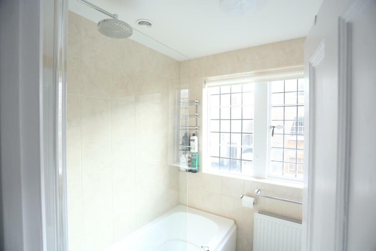 Entire Victorian Lodge In A Privately Gated Estate With Secure Parking For Two Cars And A Newly Refurbished Bathroom Exterior photo