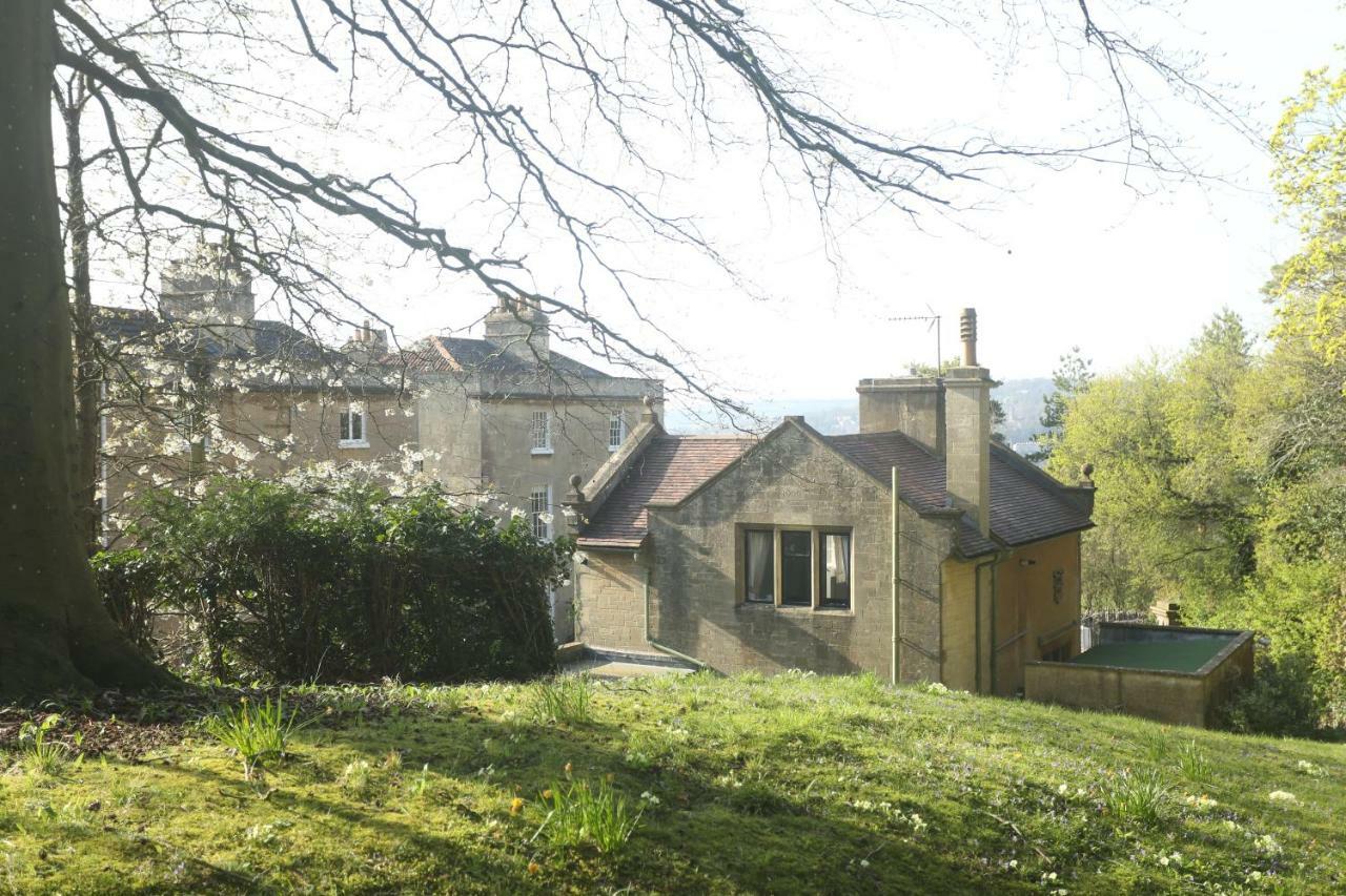 Entire Victorian Lodge In A Privately Gated Estate With Secure Parking For Two Cars And A Newly Refurbished Bathroom Exterior photo