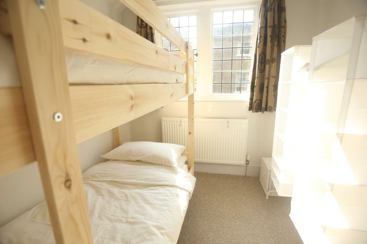 Entire Victorian Lodge In A Privately Gated Estate With Secure Parking For Two Cars And A Newly Refurbished Bathroom Exterior photo