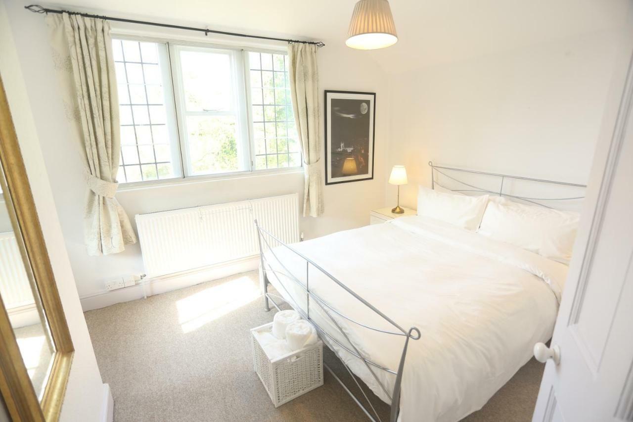 Entire Victorian Lodge In A Privately Gated Estate With Secure Parking For Two Cars And A Newly Refurbished Bathroom Exterior photo