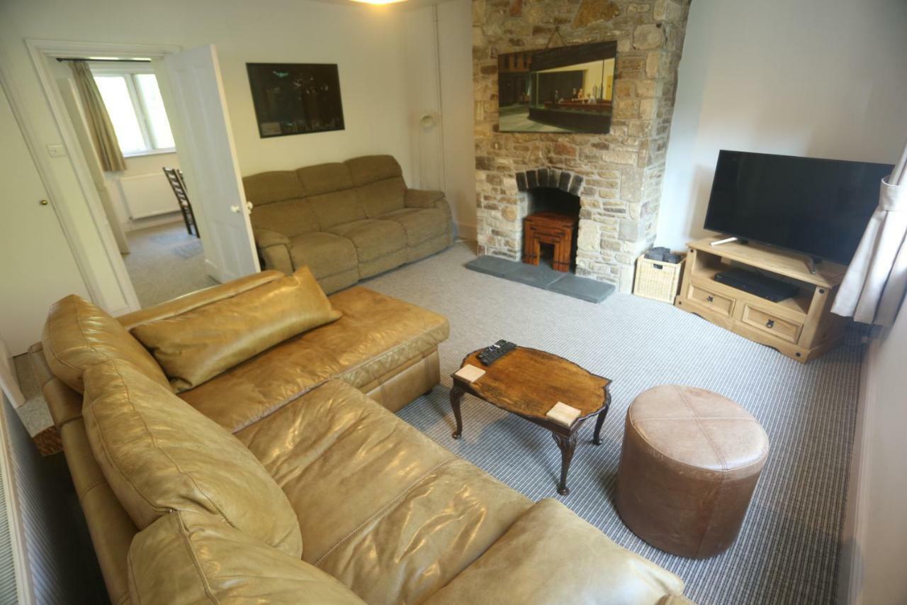 Entire Victorian Lodge In A Privately Gated Estate With Secure Parking For Two Cars And A Newly Refurbished Bathroom Exterior photo