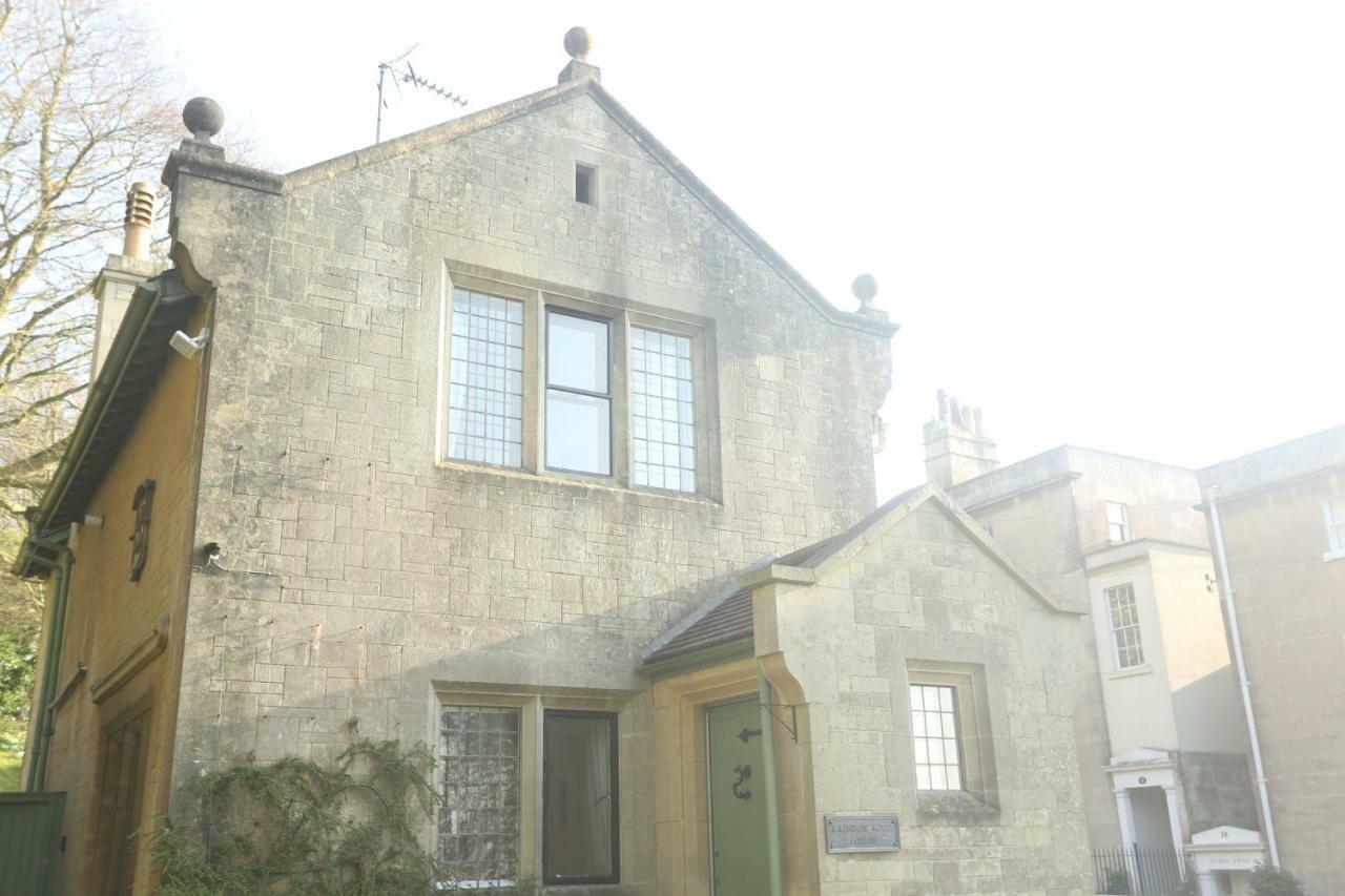 Entire Victorian Lodge In A Privately Gated Estate With Secure Parking For Two Cars And A Newly Refurbished Bathroom Exterior photo