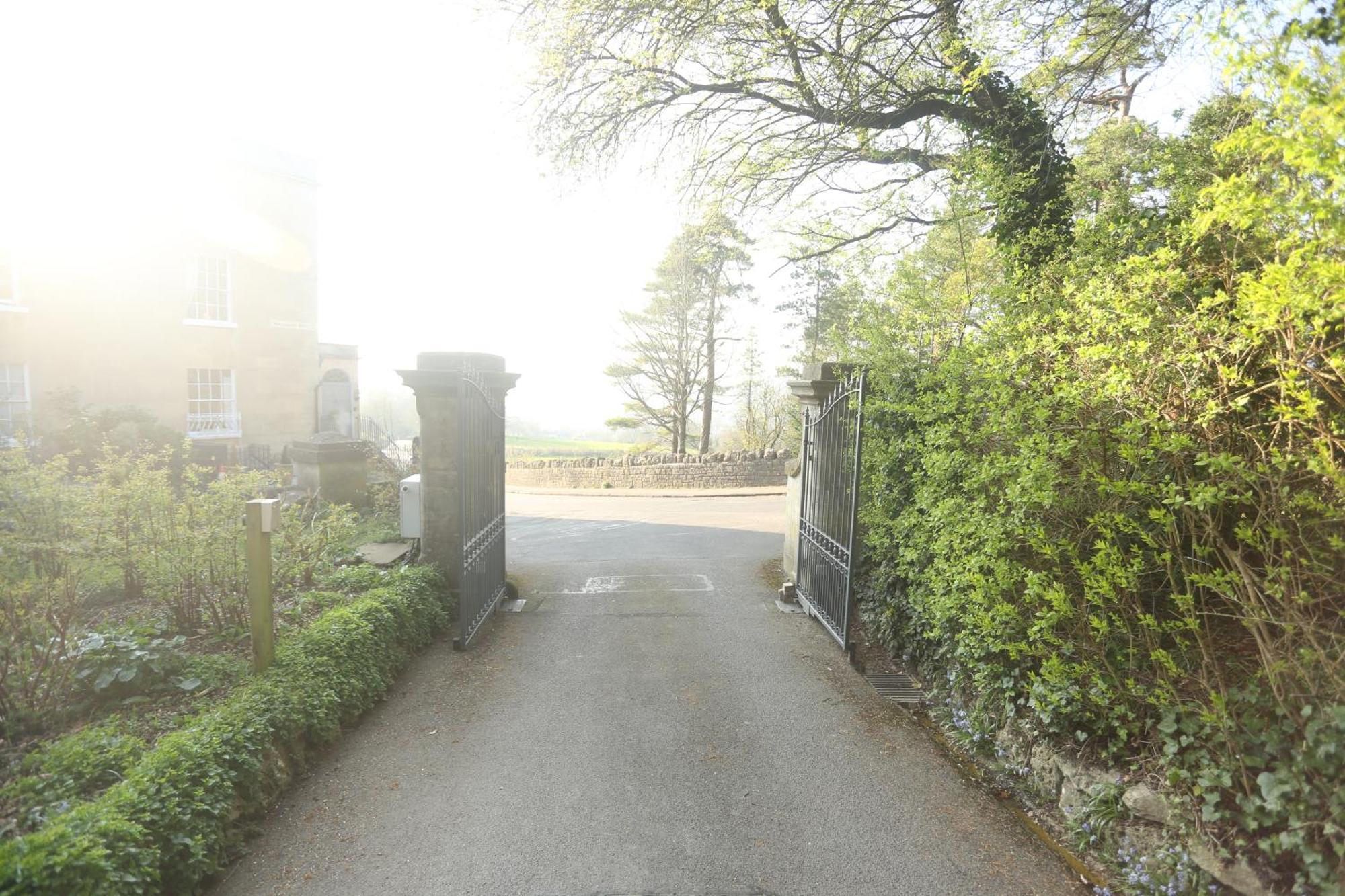 Entire Victorian Lodge In A Privately Gated Estate With Secure Parking For Two Cars And A Newly Refurbished Bathroom Exterior photo